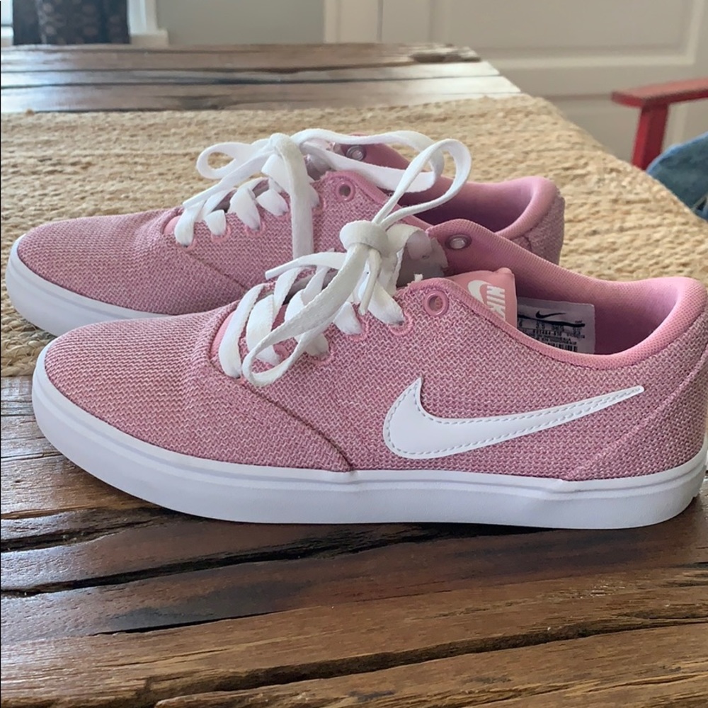 Women’s Nike’s! Size 6.